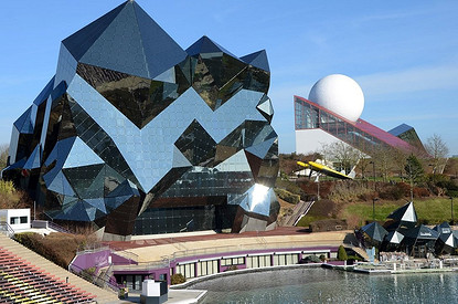 Кибер-яйцо и дом-купюра: 7 самых невероятных современных зданий мира