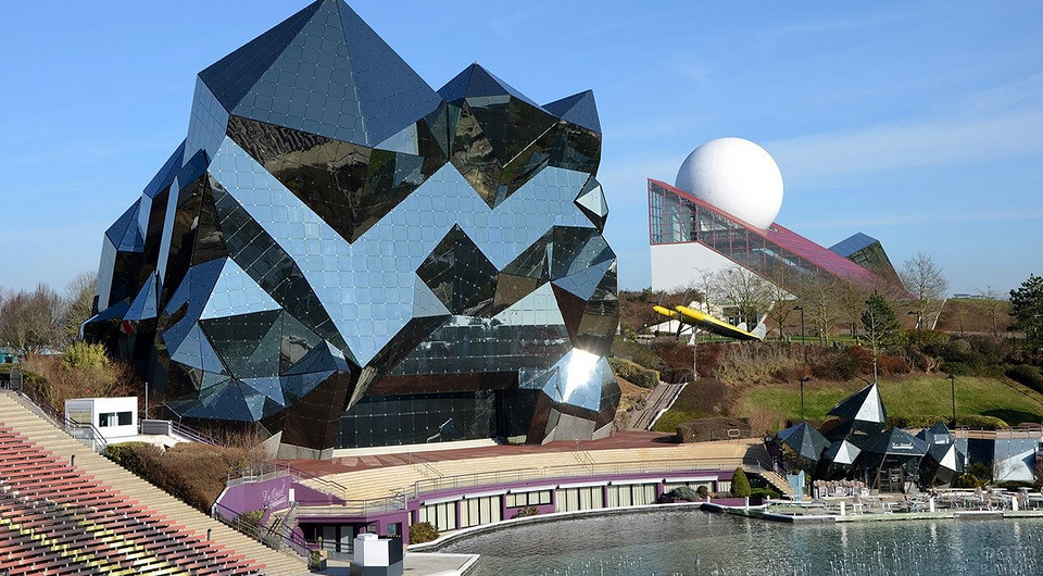 Кибер-яйцо и дом-купюра: 7 самых невероятных современных зданий мира