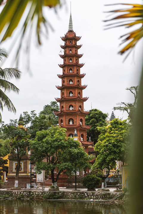 Обязательно загляни в самую старую пагоду Вьетнама Чанкуок. Пагода высотой 15 метров возвышается на острове Западного озера — самого большого пресного озера Ханоя. Вокруг р...