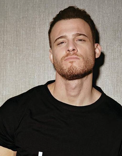 Звезда сериала «Постучись в мою дверь» Керем Бюрсин показал свое идеальное тело