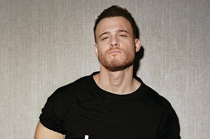 Звезда сериала «Постучись в мою дверь» Керем Бюрсин показал свое идеальное тело