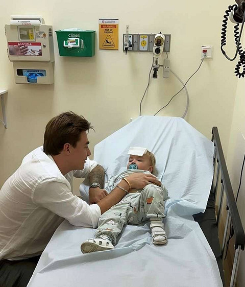 «Рассек голову»: годовалый сын Кати Жужи получил травму из-за няни