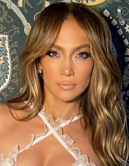 Глаз не оторвать: Дженнифер Лопес в прозрачном платье произвела фурор