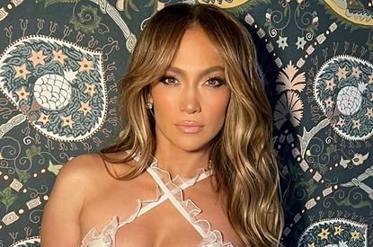 Глаз не оторвать: Дженнифер Лопес в прозрачном платье произвела фурор