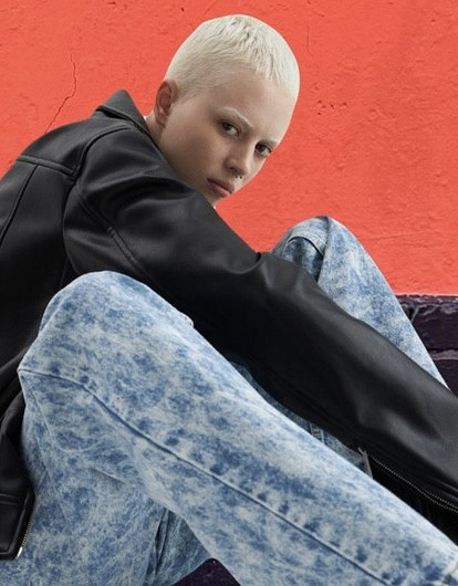 Вареная джинса — тренд весны: какие выбрать в 2023-м