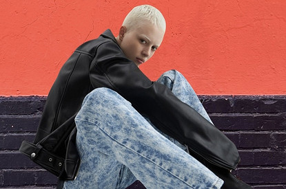 Вареная джинса — тренд весны: какие выбрать в 2023-м