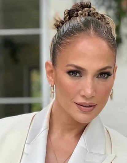 Глубокое декольте и точеная талия: Дженнифер Лопес примерила эффектный наряд