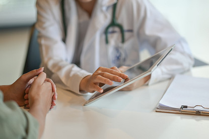 Полис ОМС: что тебе положено и как действовать, если врачи нарушают твои права