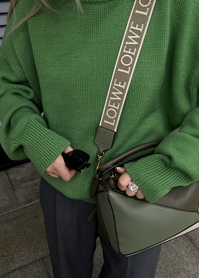 Модная женская зеленая сумка – кожаная, замшевая, бархатная, через плечо, клатч, с чем носить?