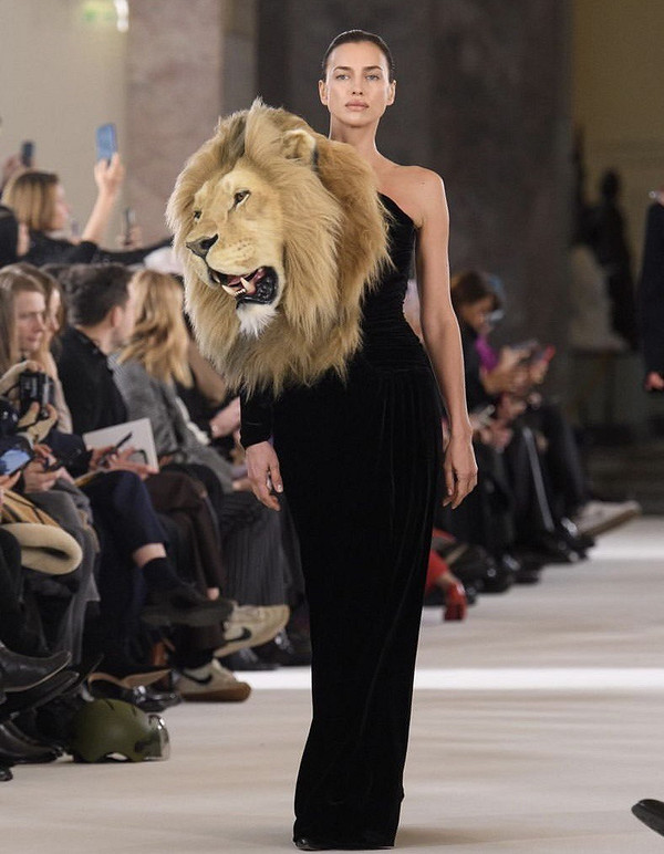 Модный показ Schiaparelli: кто из звезд уже примерил весеннюю коллекцию и почему зоозащитники в восторге от новых дизайнерских нарядов