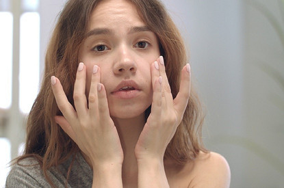 Отек лица по утрам: 5 способов избавиться от него дома и у косметолога