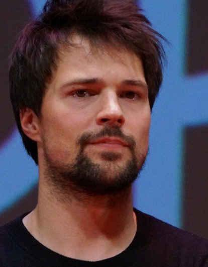 Больше не скрывают роман: Данила Козловский посетил премьеру фильма вместе с Акиньшиной