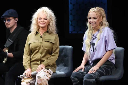 Трогательно обнялись: Лариса Долина и Валя Карнавал помирились после скандала