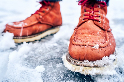 Что делать, чтобы обувь не скользила зимой: 13 работающих способов