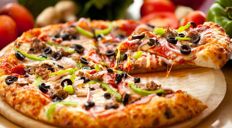 Пицца, шашлык и еще 6 привычных продуктов и блюд, которые многие едят неправильно