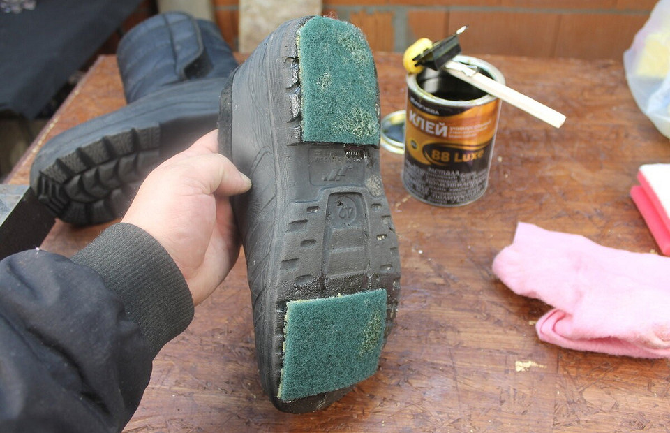 Что делать, чтобы обувь не скользила зимой: 13 работающих способов
