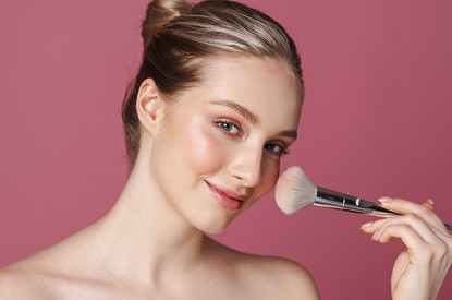 Стрелки, тени, тон: лайфхаки от топ-визажиста на каждый день