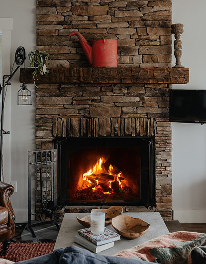 28 идей, как оформить камин на даче