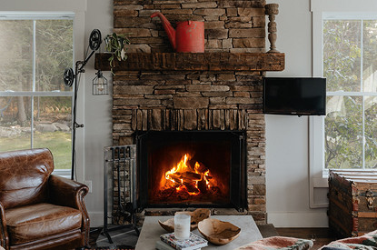 28 идей, как оформить камин на даче