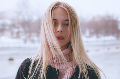 Как перекраситься из брюнетки в блондинку, не испортив волосы