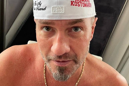 Роман Костомаров впервые вышел в свет в протезах (фото)