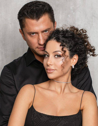 Павел Прилучный показал молодую жену в купальнике