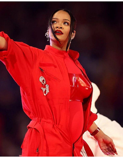 Беременная Рианна, летающая Гага и другие: самые запоминающиеся выступления звезд с «Суперкубка» за все время