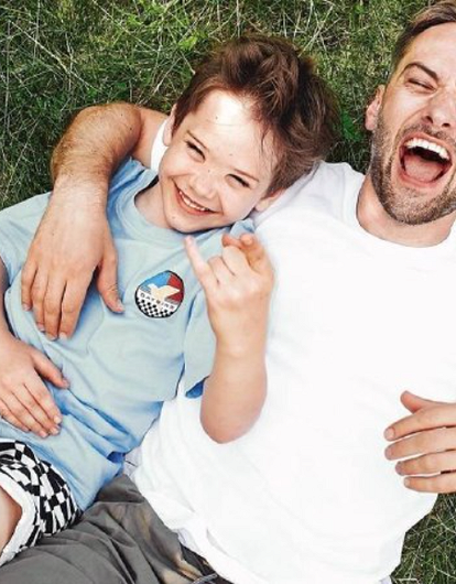 Дмитрий Шепелев впервые вывел в свет сына от Жанны Фриске (фото)