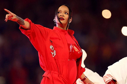 Беременная Рианна, летающая Гага и другие: самые запоминающиеся выступления звезд с «Суперкубка» за все время