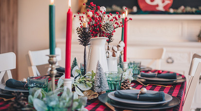 Новогодняя посуда: чем украсить праздничный стол в этом сезоне