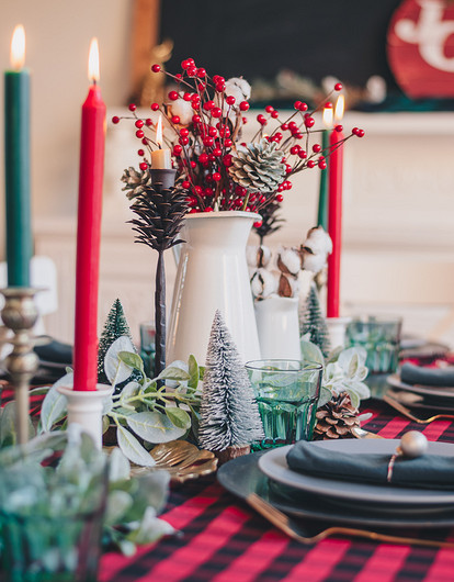 Сервировка новогоднего стола 2025: 60 необычных идей для праздничного настроения