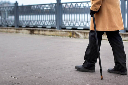 Эксперты назвали количество шагов в день, снижающее риск гипертонии у пожилых