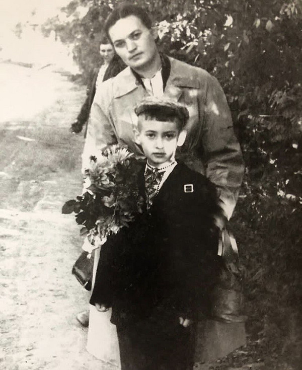 Игорь Крутой в детстве со Светланой Семеновной 