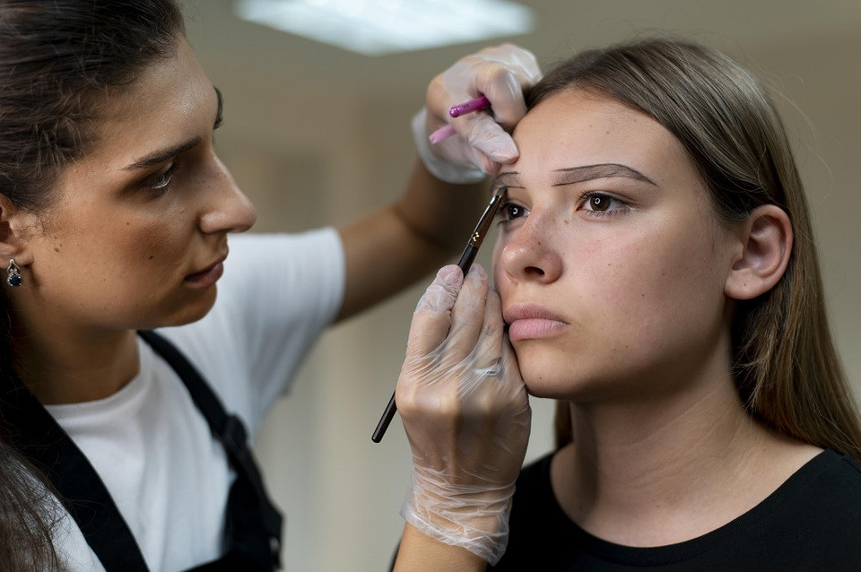 Мастер перманентного макияжа: где обучаться, как развиваться и сколько можно зарабатывать