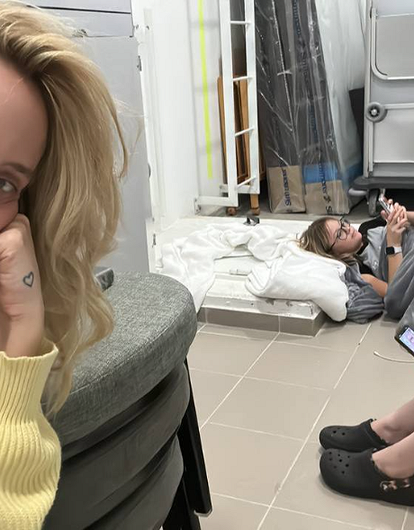 Глюкоза с семьей прячется в бомбоубежище в Израиле