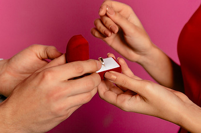 Москвич сделал предложение своей девушке в метро, и его арестовали. Стала известна причина