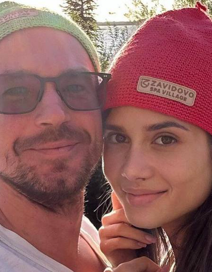 Александр Петров впервые вышел на красную дорожку с молодой женой