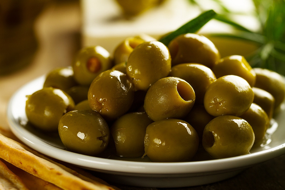 Чем отличаются оливки от маслин: главное о средиземноморских ягодах и 5 лучших сортов