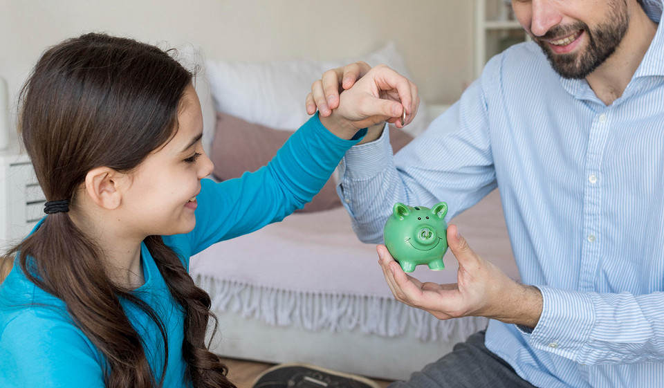 Дети и деньги: как научить ребенка обращаться с наличкой и банковскими картами