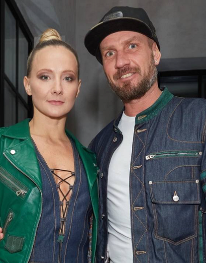 Роман Костомаров впервые после болезни посетил светское мероприятие