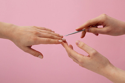 Нюдовый маникюр в 2025 году: тренды дизайна ногтей