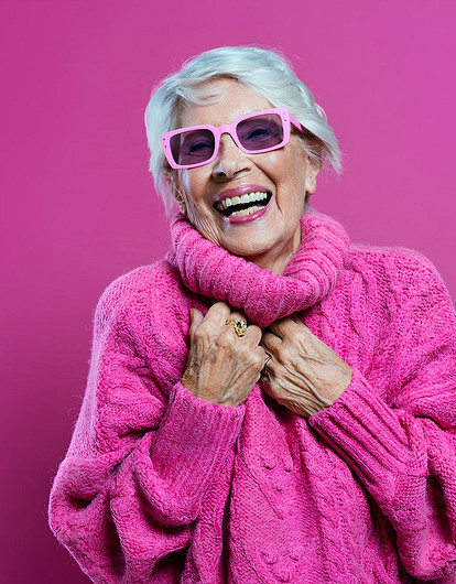 10 вещей, в которых женщины 50+ выглядят нелепо: шапки с помпоном, джоггеры и не только