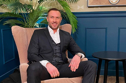 Роман Костомаров впервые после ампутаций вышел на лед в коньках