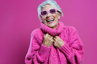 10 вещей, в которых женщины 50+ выглядят нелепо: шапки с помпоном, джоггеры и не только