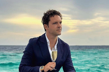 Константин Крюков впервые опубликовал фото с новорожденной дочерью