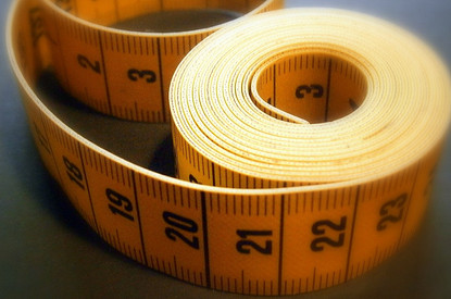 Как узнать свой размер одежды и правильно снять мерки (видео)