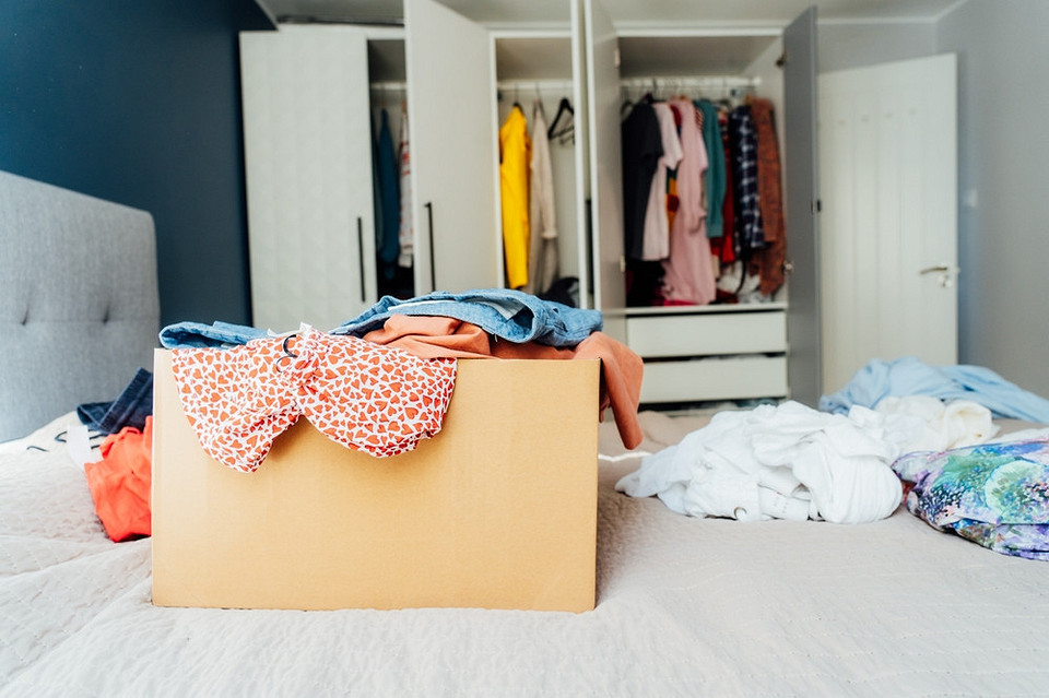 От каких 5 вещей в гардеробе нужно избавиться до Нового года: рассказывает стилист