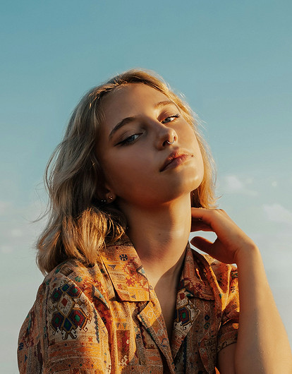 Модные стрижки на средние волосы в 2024 году: тренды с фото