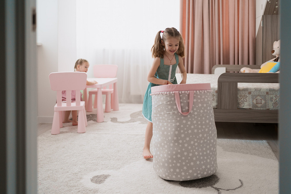 Как добиться порядка в детской комнате: веселая уборка и другие работающие приемы