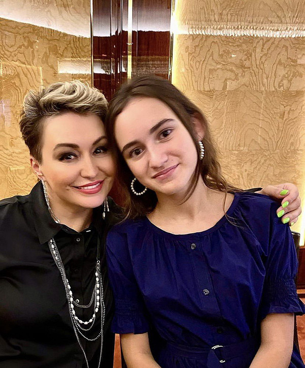 Катя Лель с дочерью Эмилией 